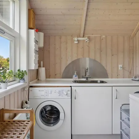 Sukie - 100m From The Sea By Interhome *